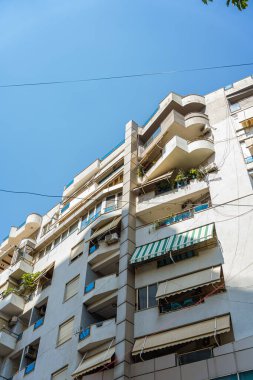 Yeşil bölgedeki yeni apartman blokları. Düz binaları olan bir apartman dairesi. Lüks ev kompleksi. City Emlak 'ın bir parçası, apartman mimarisi. apartman sigortası kavramı.