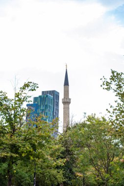 Ağaçların arkasına gizlenmiş bir cami..
