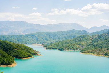 Bovilla - Arnavutluk 'un turkuaz gölü manzarası.