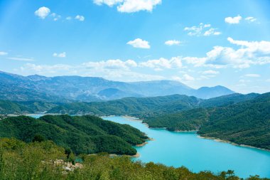 Bovilla - Arnavutluk 'un turkuaz gölü manzarası.