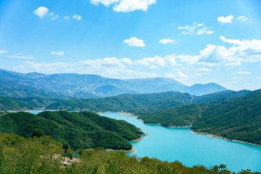 Bovilla - Arnavutluk 'un turkuaz gölü manzarası.
