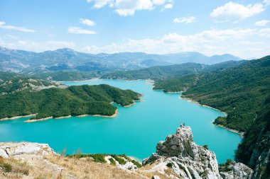 Arnavutluk 'ta Tiran yakınlarındaki Bovilla Gölü' nün panoramik manzarası.