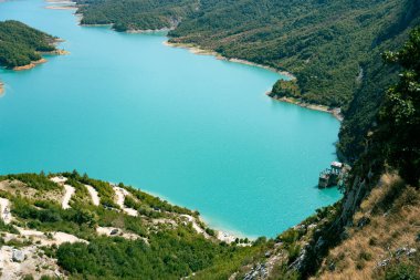 Arnavutluk 'ta Tiran yakınlarındaki Bovilla Gölü' nün panoramik manzarası.