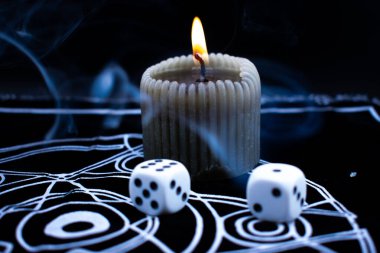 Tahta masadaki zarları kapatın.