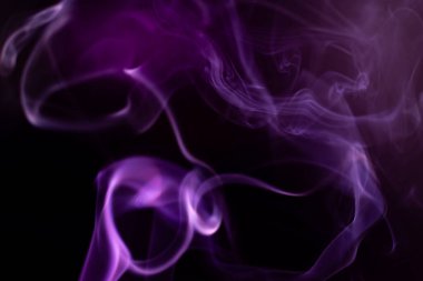 Mor ve siyah kıvrımlı duman ruhani ve mistik bir atmosfer yaratır. Duman zerreleri narin, akışkan desenler karanlık bir arka plana karşı, gizem ve entrika hissi ekliyor. Zengin mor renkler derinlik hissi uyandırıyor..