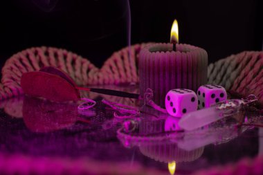 Siyah arka planda mum yakan mumlar. Yanan mum, mumlar. Mumlar. Mum. Mumlar yanan bir mum ve bir sopayla. Mum yakmak