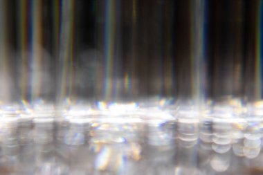 Bulanık radyal desenli soyut yakın çekim. Parlak odak noktasına doğru yaklaşan çizgilerin görsel bir ritmini oluşturan dokusal ışıltı, derinlik ve hareketin dinamik hissini verir..