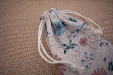 Çiçekli el yapımı güzel bir çantanın dikey görüntüsü.