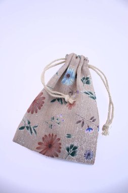 Dekoratif kumaş torbası beyaza izole edilmiş