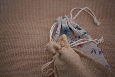 Beyaz arka planda bir sürü renkli çiçek var.