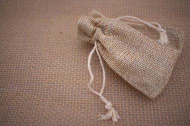 Eski keten kumaşın üzerinde keten ipli çuval bezi