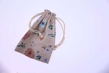 Fiyonklu el yapımı bir hediye kutusu.