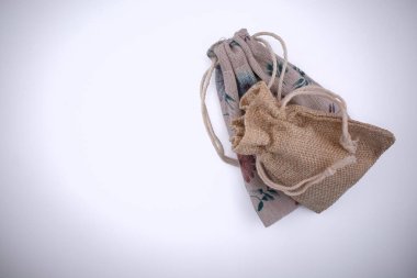 Bir torba dolusu baharat, küçük bir torba, poşet ve beyaz bir kese kağıdı..