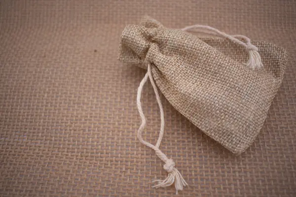 Eski keten kumaşın üzerinde keten ipli çuval bezi