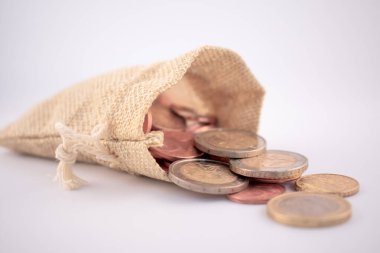  Bozukluklarla dolu, elle tutulur tasarruflar ve ulaşılabilir zenginlikler öneren kırsal bir çuval dolusu para. Bankacılık, finansal okur yazarlık veya bütçe temaları için ideal