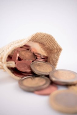  Bozukluklarla dolu, elle tutulur tasarruflar ve ulaşılabilir zenginlikler öneren kırsal bir çuval dolusu para. Bankacılık, finansal okur yazarlık veya bütçe temaları için ideal