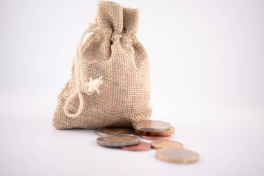  Bozukluklarla dolu, elle tutulur tasarruflar ve ulaşılabilir zenginlikler öneren kırsal bir çuval dolusu para. Bankacılık, finansal okur yazarlık veya bütçe temaları için ideal