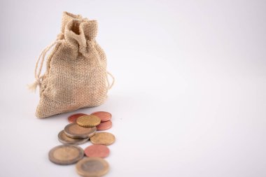  Bozukluklarla dolu, elle tutulur tasarruflar ve ulaşılabilir zenginlikler öneren kırsal bir çuval dolusu para. Bankacılık, finansal okur yazarlık veya bütçe temaları için ideal