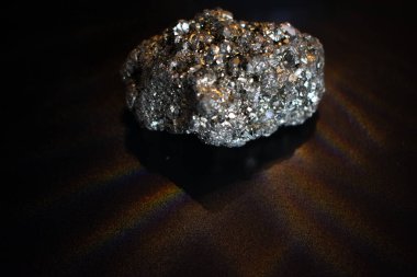 Yakın plan çekimde, Pyrite 'ın büyüleyici güzelliği vurgulanıyor, keşfedilmemiş değer ve fırsatların heyecan verici keşfini sembolize ediyor. Yatırım, jeoloji ve arzu edilen konular için mükemmel