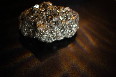 Yakın plan çekimde, Pyrite 'ın büyüleyici güzelliği vurgulanıyor, keşfedilmemiş değer ve fırsatların heyecan verici keşfini sembolize ediyor. Yatırım, jeoloji ve arzu edilen konular için mükemmel