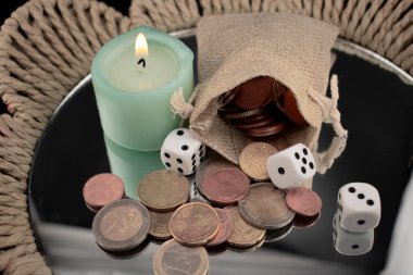 Mum, zar, sikke ve şans, kader ve finansal refahı etkileyen gizemli güçleri sembolize eden bir taşra çantası. Refah teması, zenginliğin dışavurumu, paranın enerjisi
