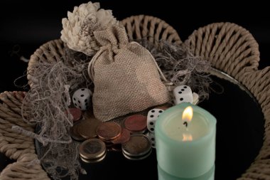 Mum, zar, sikke ve şans, kader ve finansal refahı etkileyen gizemli güçleri sembolize eden bir taşra çantası. Refah teması, zenginliğin dışavurumu, paranın enerjisi