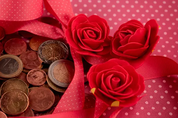 Kırmızı güller ve bir hediye kutusu.