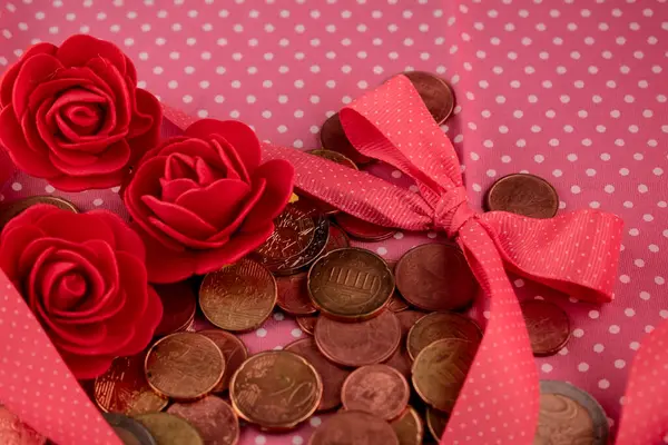 Hediye ve kırmızı güller