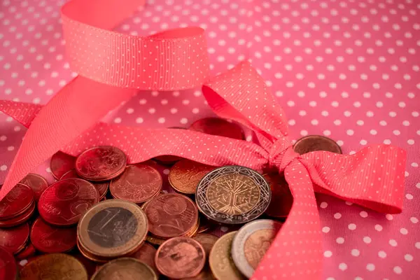 Pembe arka planda para ve sikkeler, kapatın.