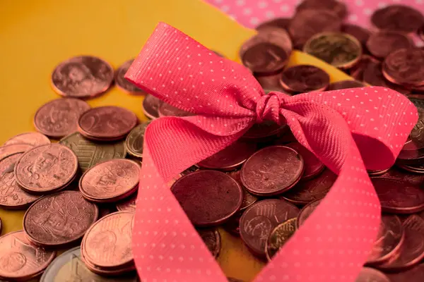 Büyük hayaller için küçük başlangıçları kucaklayın! Avro sentlik bir madeni paraya yakın çekim, yeni bir potansiyel ve artan büyüme gücünü çağrıştırıyor. Tasarruf ve mali başlangıç temaları için ideal