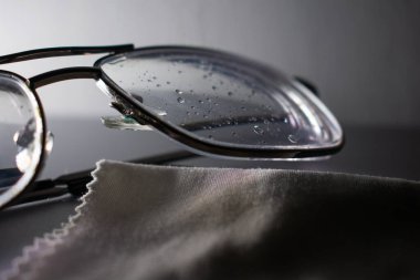 Geleceğine odaklan! Karanlık bir arkaplandaki gözlüğün bu net ve yakın çekimi görüşün berraklığını ve akıllıca kararları akla getiriyor. İş, eğitim veya sağlık konuları için ideal