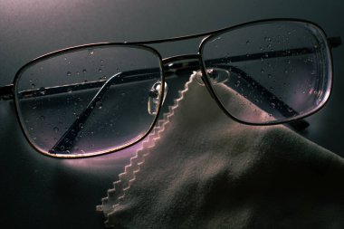 Geleceğine odaklan! Karanlık bir arkaplandaki gözlüğün bu net ve yakın çekimi görüşün berraklığını ve akıllıca kararları akla getiriyor. İş, eğitim veya sağlık konuları için ideal