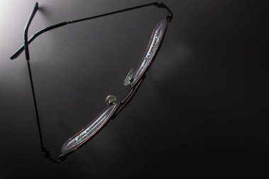 Geleceğine odaklan! Karanlık bir arkaplandaki gözlüğün bu net ve yakın çekimi görüşün berraklığını ve akıllıca kararları akla getiriyor. İş, eğitim veya sağlık konuları için ideal