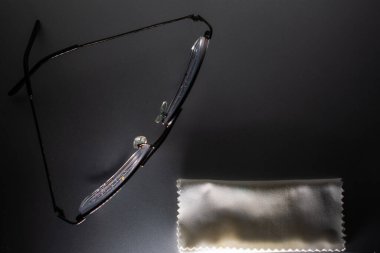 Geleceğine odaklan! Karanlık bir arkaplandaki gözlüğün bu net ve yakın çekimi görüşün berraklığını ve akıllıca kararları akla getiriyor. İş, eğitim veya sağlık konuları için ideal