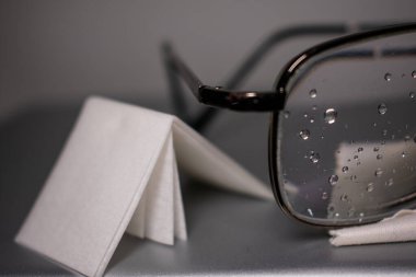 Geleceğine odaklan! Karanlık bir arkaplandaki gözlüğün bu net ve yakın çekimi görüşün berraklığını ve akıllıca kararları akla getiriyor. İş, eğitim veya sağlık konuları için ideal
