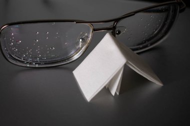 Geleceğine odaklan! Karanlık bir arkaplandaki gözlüğün bu net ve yakın çekimi görüşün berraklığını ve akıllıca kararları akla getiriyor. İş, eğitim veya sağlık konuları için ideal