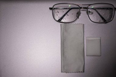 Geleceğine odaklan! Karanlık bir arkaplandaki gözlüğün bu net ve yakın çekimi görüşün berraklığını ve akıllıca kararları akla getiriyor. İş, eğitim veya sağlık konuları için ideal
