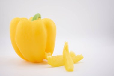 Canlı sarı dolma biber, dilimlere ayrılmış, tazelik, sağlık ve aşçılığa neşeli bir yaklaşım yayıyor. Yemek blogları, sağlıklı beslenme kampanyaları ya da tarif içeriği için idealdir.