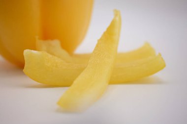 Canlı sarı dolma biber, dilimlere ayrılmış, tazelik, sağlık ve aşçılığa neşeli bir yaklaşım yayıyor. Yemek blogları, sağlıklı beslenme kampanyaları ya da tarif içeriği için idealdir.