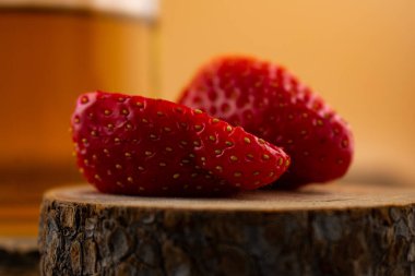 Yakın plan çekimde canlı çileklerin yanında bir bardak yeşil çay, ferahlatıcı bir rahatlık ve doğal tatlılık hissi uyandırıyor. Sağlıklı yaşam, içecek ve yemek blogu içeriği için ideal