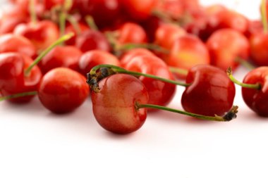 Bu enfes çekim, taze, olgun kiraz yığınını yakalar, saf doğal tatlılığı ve mevsimsel neşeyi çağrıştırır. Yemek fotoğrafçılığı, sağlıklı yemek tarifleri ya da pazarlama promosyonları için mükemmel.