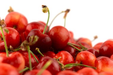 Bu enfes çekim, taze, olgun kiraz yığınını yakalar, saf doğal tatlılığı ve mevsimsel neşeyi çağrıştırır. Yemek fotoğrafçılığı, sağlıklı yemek tarifleri ya da pazarlama promosyonları için mükemmel.
