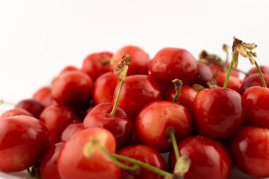 Bu enfes çekim, taze, olgun kiraz yığınını yakalar, saf doğal tatlılığı ve mevsimsel neşeyi çağrıştırır. Yemek fotoğrafçılığı, sağlıklı yemek tarifleri ya da pazarlama promosyonları için mükemmel.