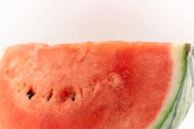  Tohumları ve yeşil kabuğu olan parlak kırmızı bir karpuz dilimi tatlı su ve doğal canlılığı çağrıştırıyor. Sağlıklı beslenme, yaz tarifleri ya da yemek fotoğrafçılığı için mükemmel.