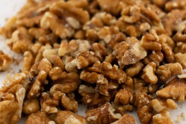 Bu davetkar yakın plan, doğal iyilik ve sağIıklı hoşgörü hissi yayarak taze ceviz parçalarını yakalıyor. Pişirme, sağlıklı atıştırma ya da süper yiyecek içeriği için mükemmel.