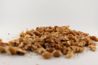 Bu davetkar yakın plan, doğal iyilik ve sağIıklı hoşgörü hissi yayarak taze ceviz parçalarını yakalıyor. Pişirme, sağlıklı atıştırma ya da süper yiyecek içeriği için mükemmel.