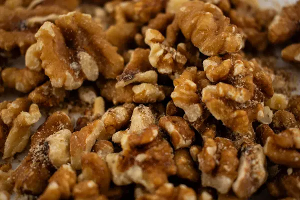 Bu davetkar yakın plan, doğal iyilik ve sağIıklı hoşgörü hissi yayarak taze ceviz parçalarını yakalıyor. Pişirme, sağlıklı atıştırma ya da süper yiyecek içeriği için mükemmel.