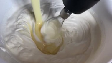 Krema ve yoğunlaştırılmış sütün tatlı, havadar bir karışıma dönüşümü. Hızlı tatlılar, soğuklar ve kremalı bir dokunuş için birebirdir.