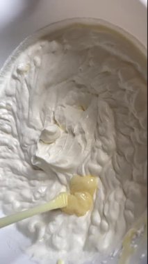 Krema ve yoğunlaştırılmış sütün tatlı, havadar bir karışıma dönüşümü. Hızlı tatlılar, soğuklar ve kremalı bir dokunuş için birebirdir.