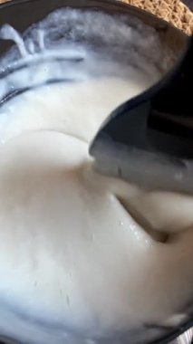 Saç rengini karıştırma sanatını yakından incele. Profesyonel güzellik eğitimi ya da evde saç meraklıları için ideal.